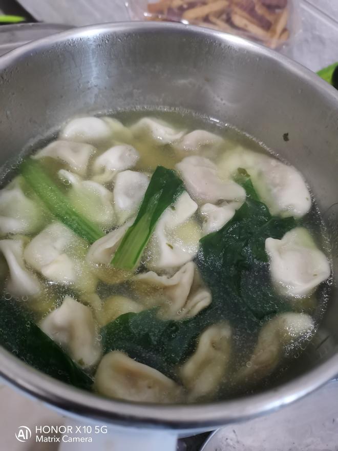 稻米油碎鸡蛋炒方便面配小油菜三鲜馄饨的做法