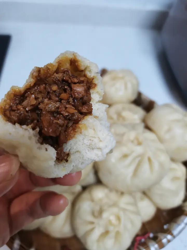 一口吃到很多肉的酱肉包