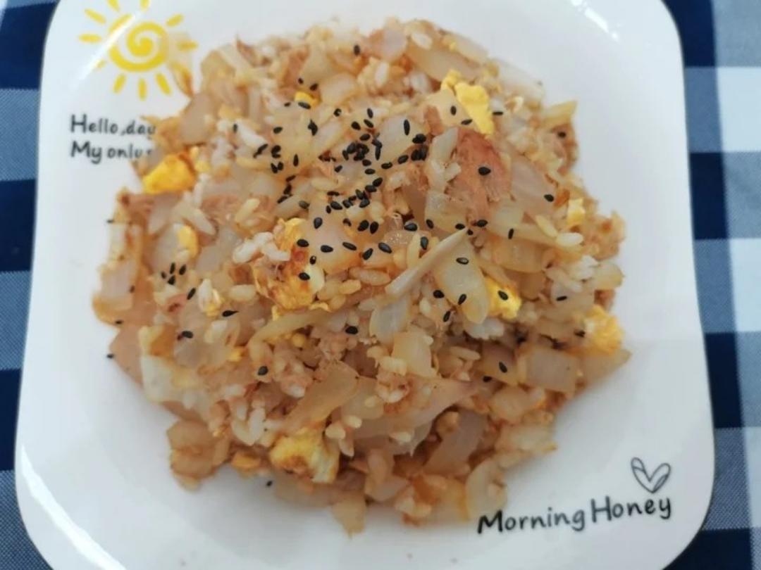金枪鱼洋葱炒饭