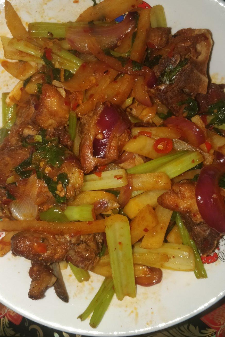 土豆芹菜炒排骨