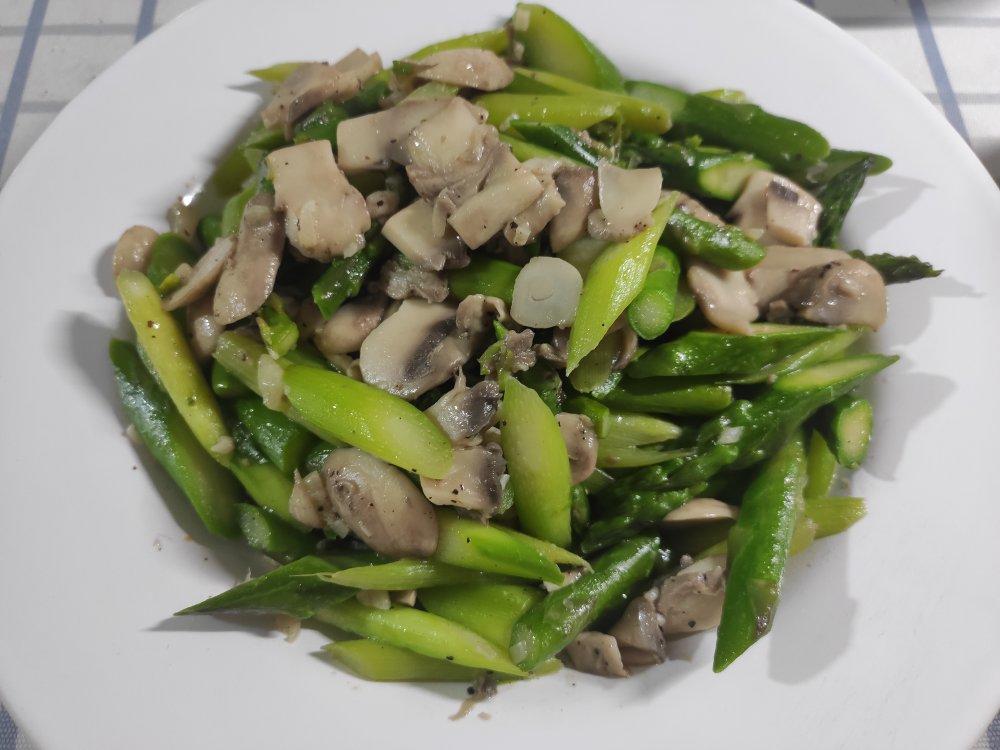 芦笋炒蘑菇