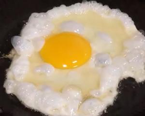 超🔥好吃哭的秘制荷包蛋，简单下饭菜『煎蛋不溅油的窍门』的做法 步骤1