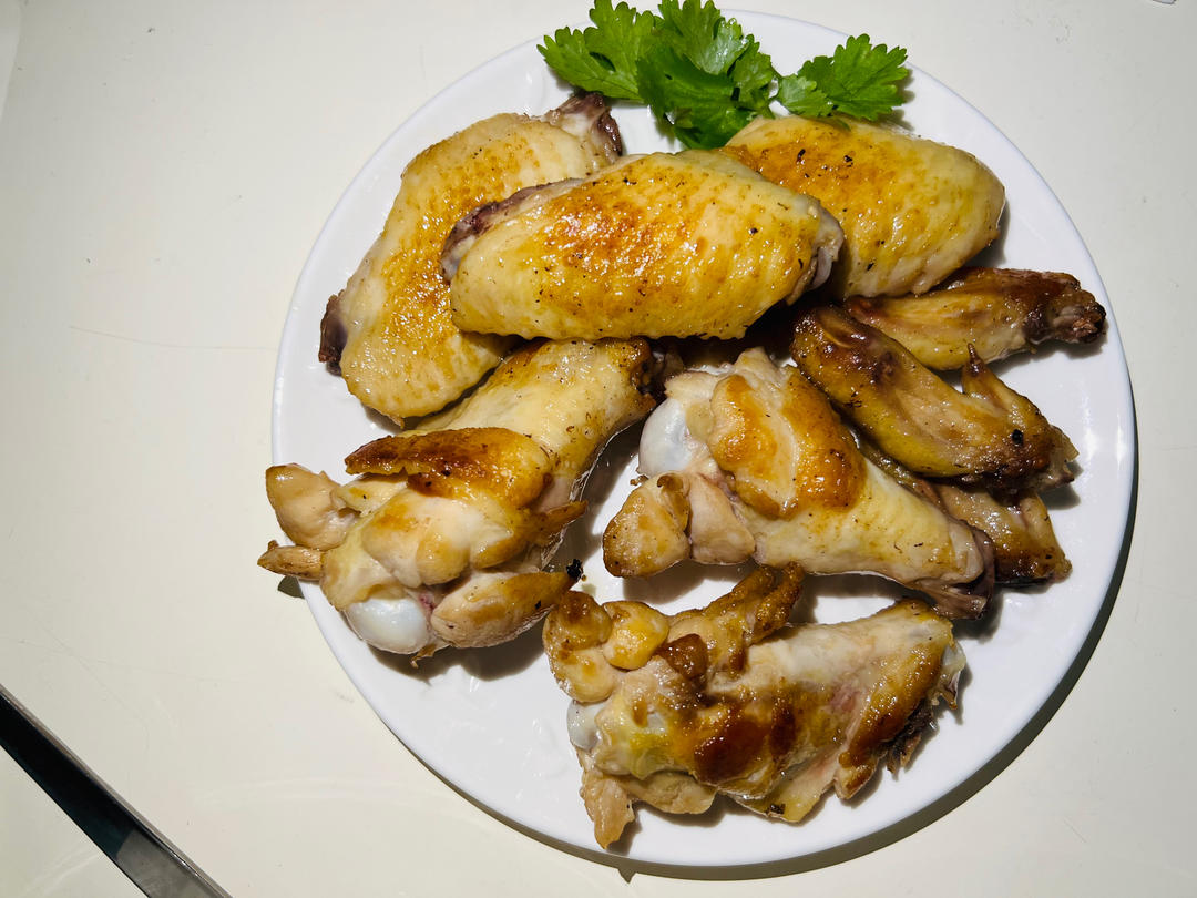 一滴油也不用的盐煎鸡翅
