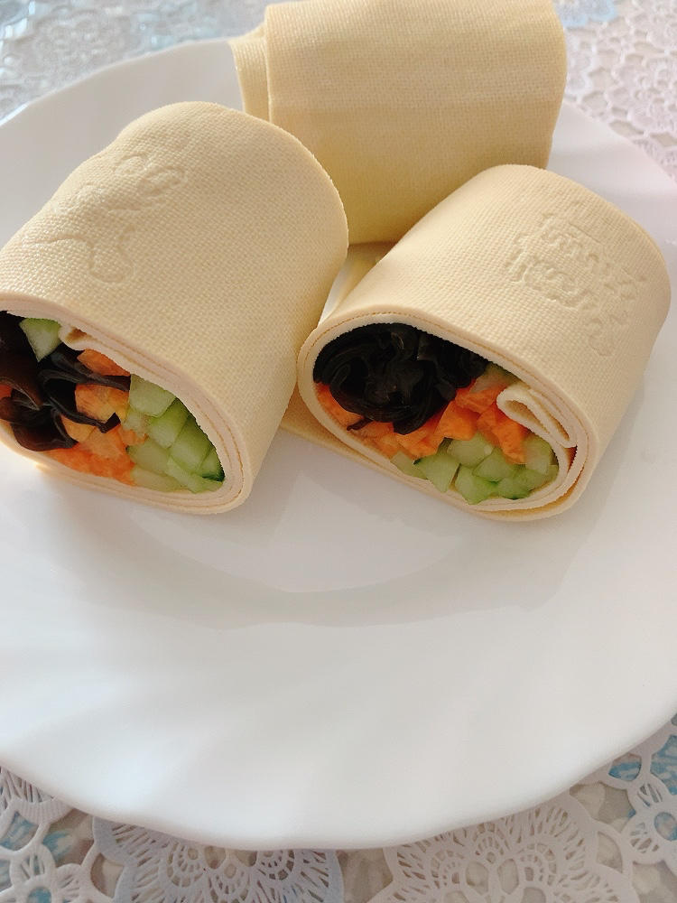 天高云淡乐独行做的减脂午餐:豆皮蔬菜卷