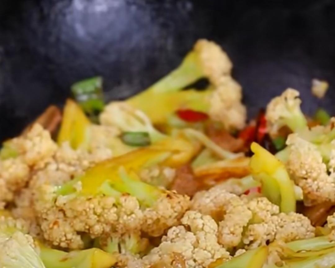 炒菜花清脆入味的做法 步骤5