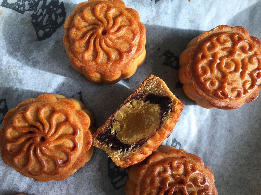 广式月饼—蛋黄莲蓉月饼