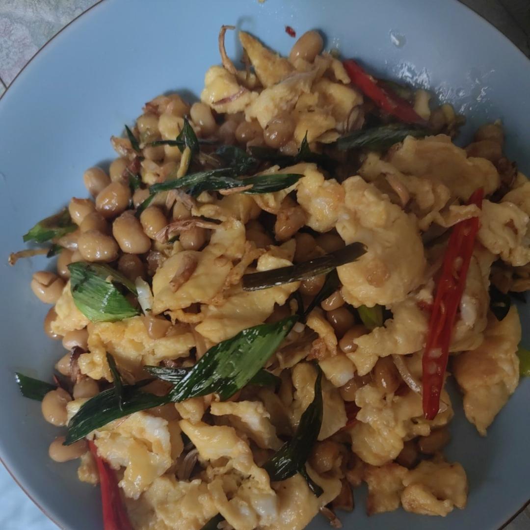 超级下饭的尖椒腊八豆炒蛋