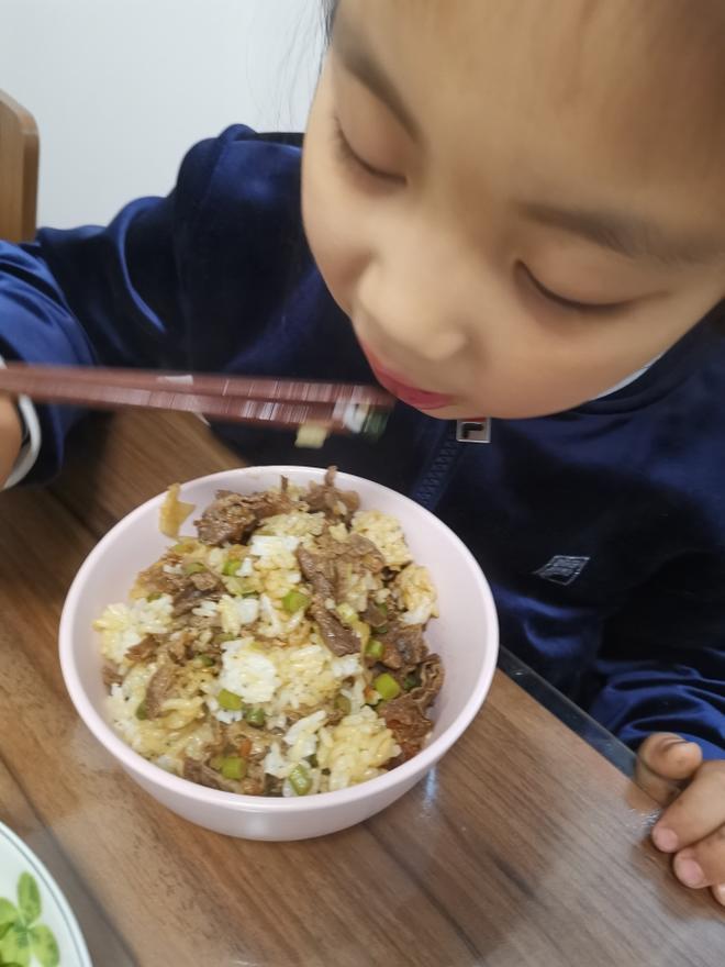 电饭锅牛肉煲仔饭的做法