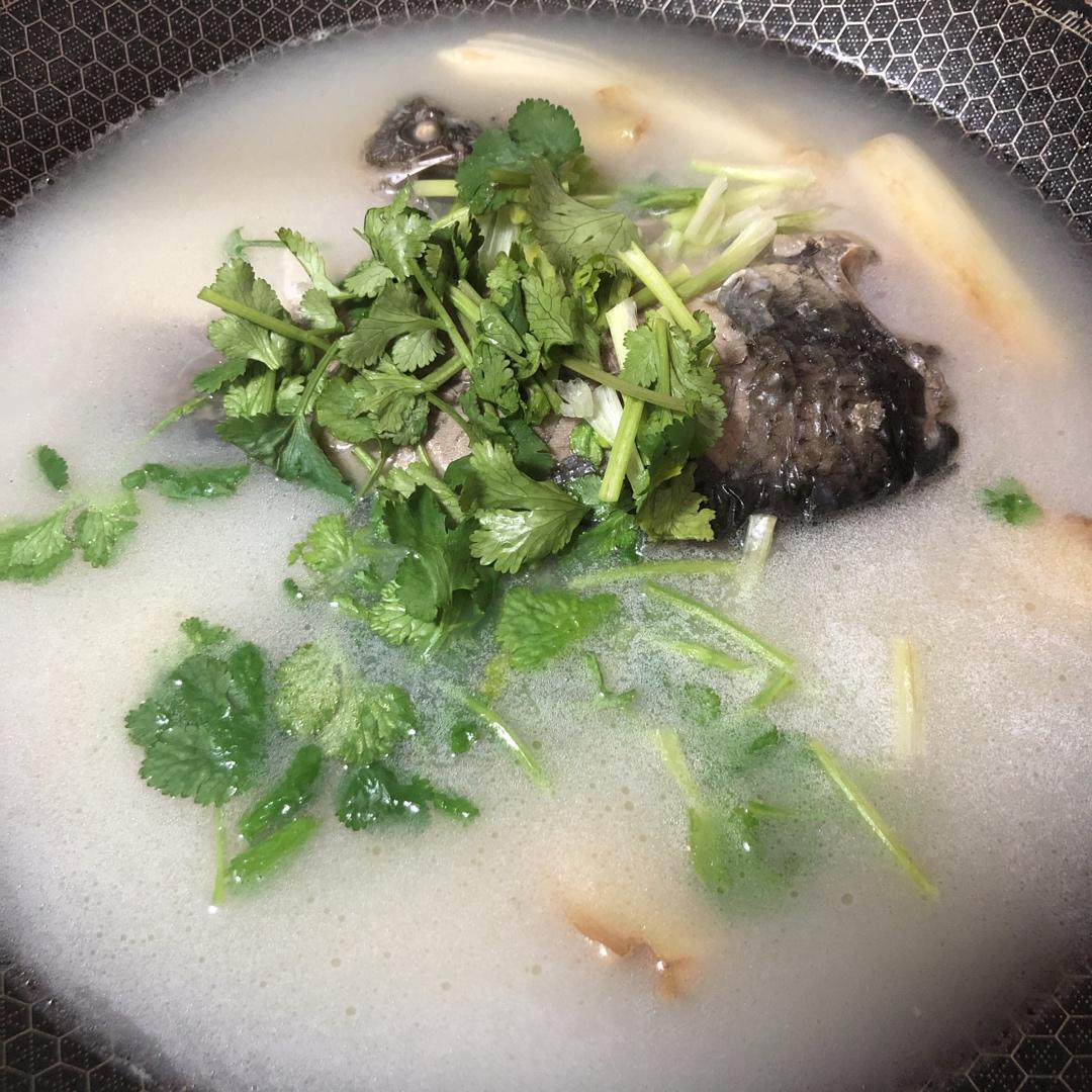 鲜美奶白的鲫鱼汤