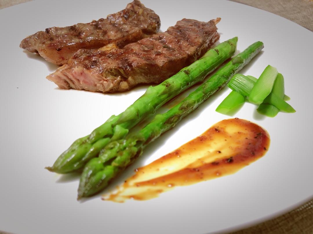 厚煎牛眼肉牛排配芦笋的全部作品