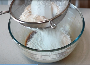 生椰拿铁奶油切块蛋糕的做法 步骤3