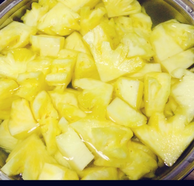 一颗李子呀做的盐水甜菠萝