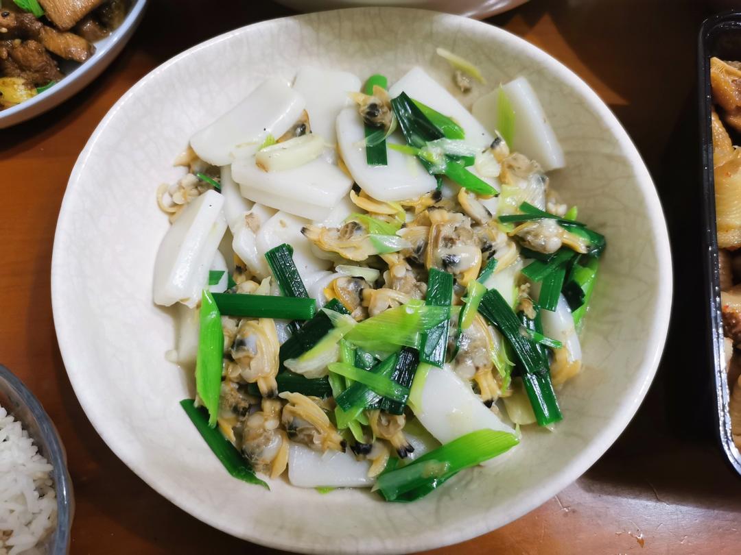 花蛤韭菜炒年糕