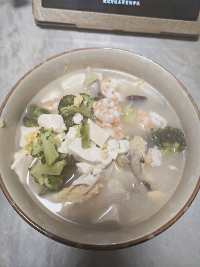 豆腐鲜虾菇菌汤