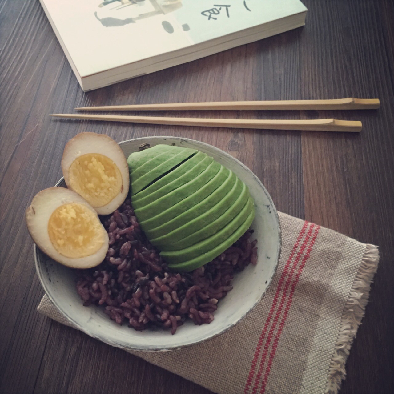 一人食牛油果溏心蛋拌饭