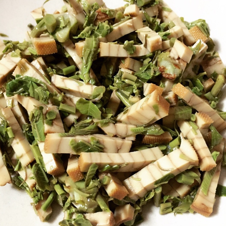 香椿拌香干花生——香脆可口的时令小菜