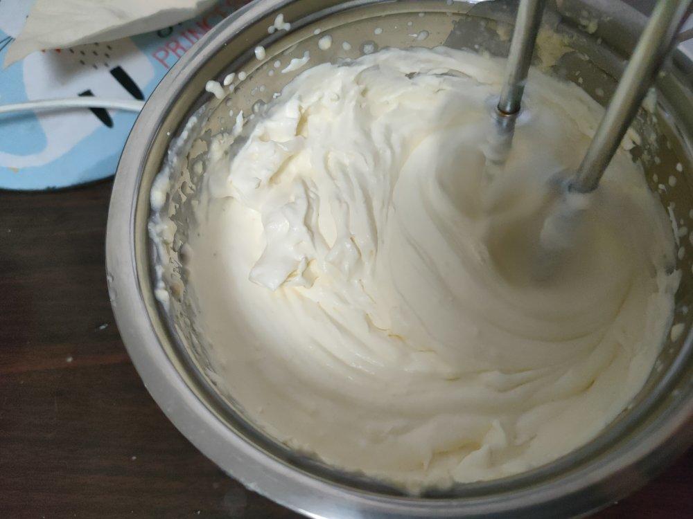 牛奶和黄油自制淡奶油（乳脂含量35.5%)