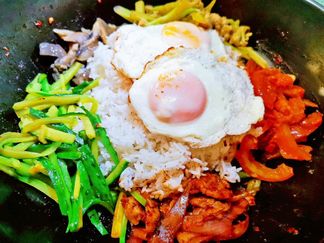 雪碧韩式五花肉拌饭