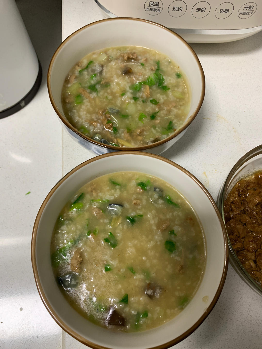 妈妈👩教我做的皮蛋瘦肉粥🥣简单快捷美味😋