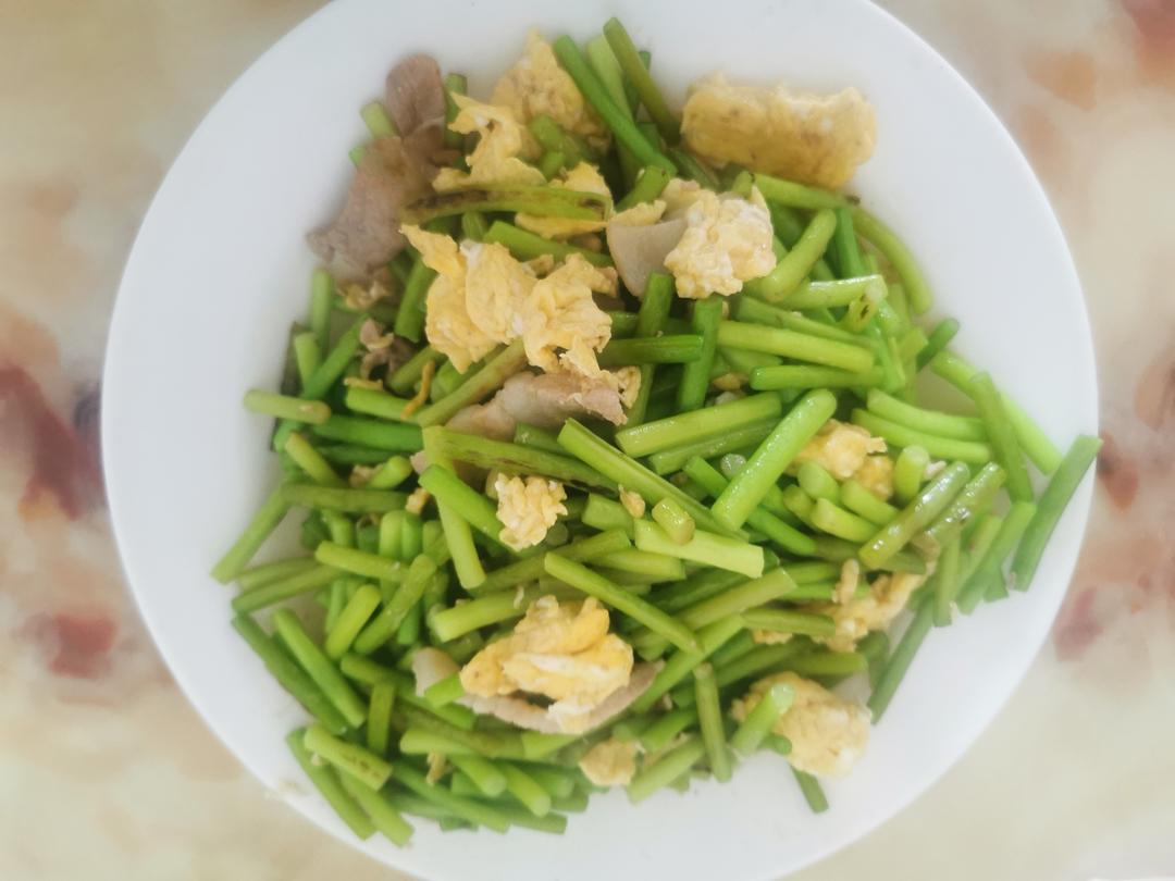 一个上班狗的简餐主义：蒜苔鸡蛋与五花肉