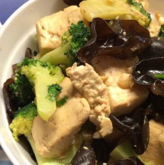 炖炒豆腐西兰花木耳（勾氏私房菜）的做法