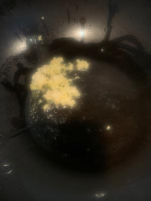 五分钟，鲜美～ 黑椒芦笋炒口蘑的做法 步骤3