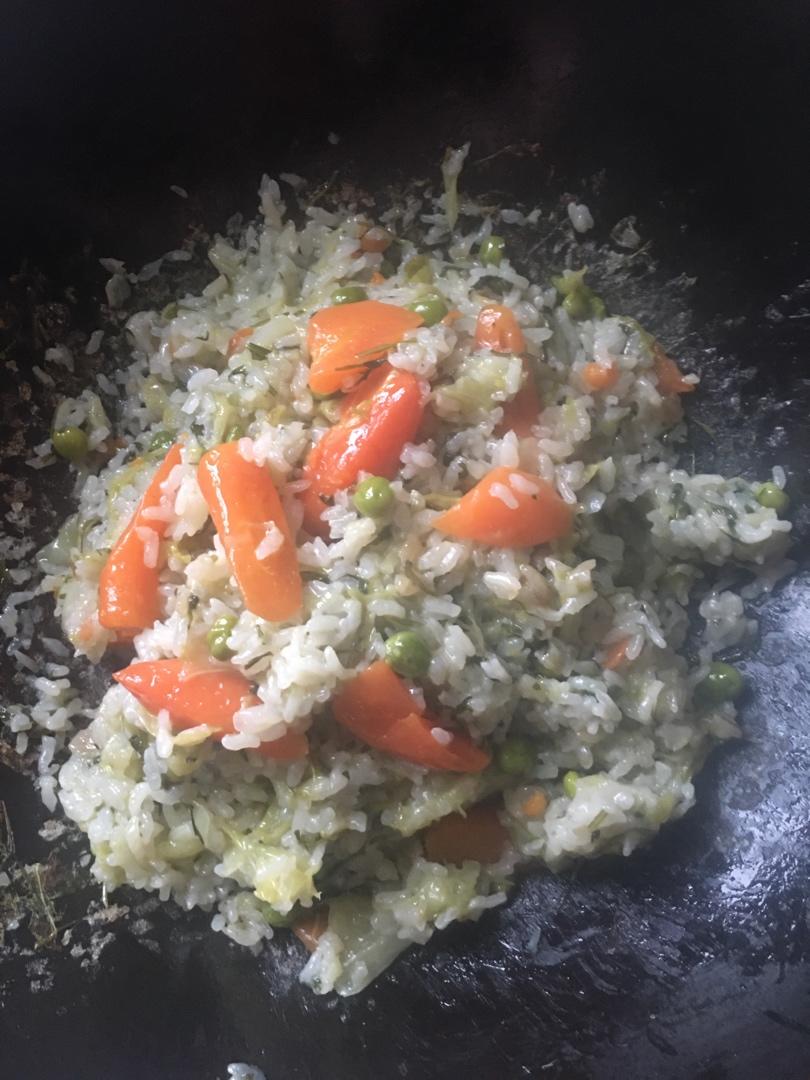 牛心菜（卷心菜）、胡萝卜、咸肉菜饭