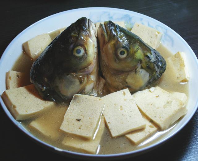 椒盐冻豆腐鱼头汤的做法