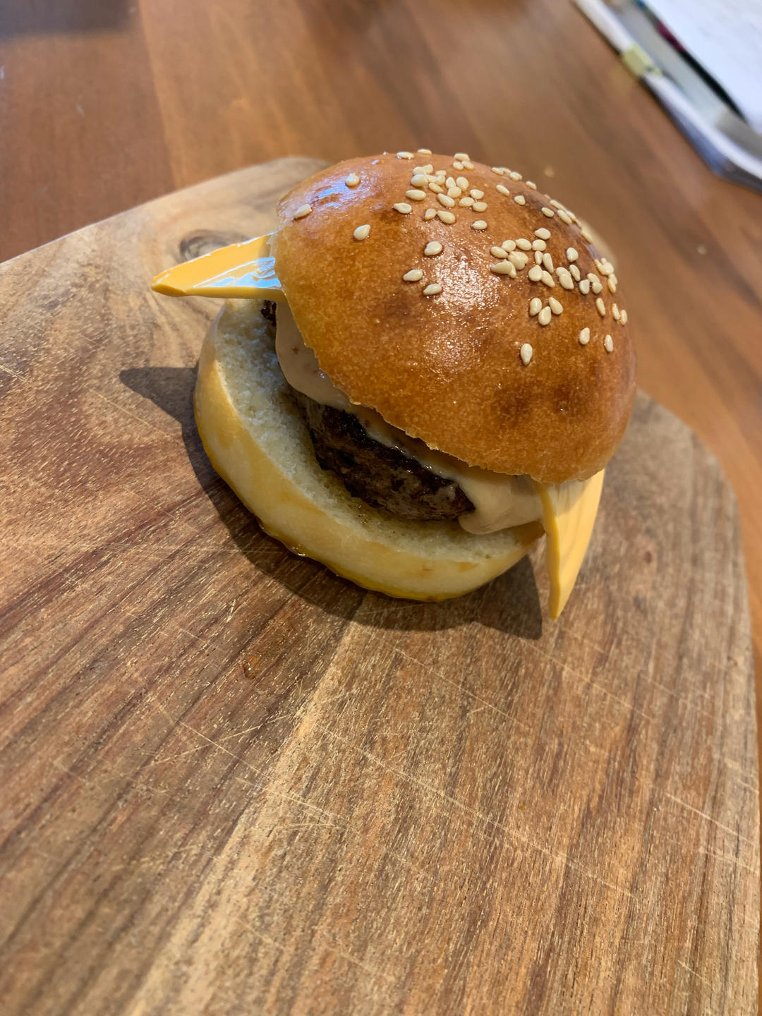 正宗的麦当劳双吉牛肉汉堡