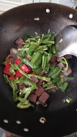 清炒血豆腐的做法 步骤4