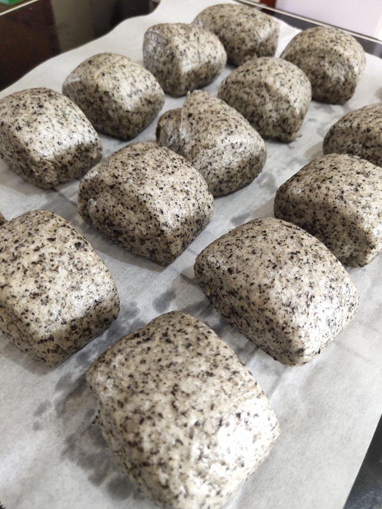 小美黑芝麻馒头