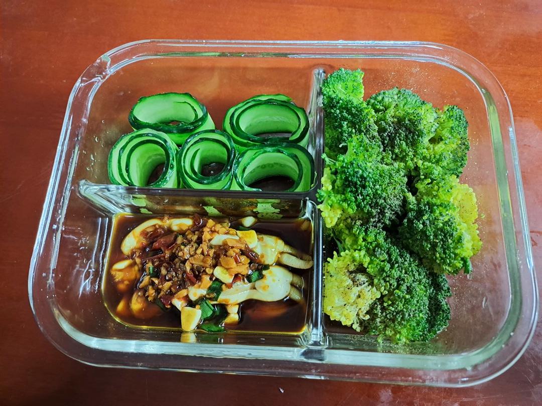 减肥菜单～减脂宝宝的必备菜肴水煮西兰花，新手也能做的很好吃，奉上灵魂料汁