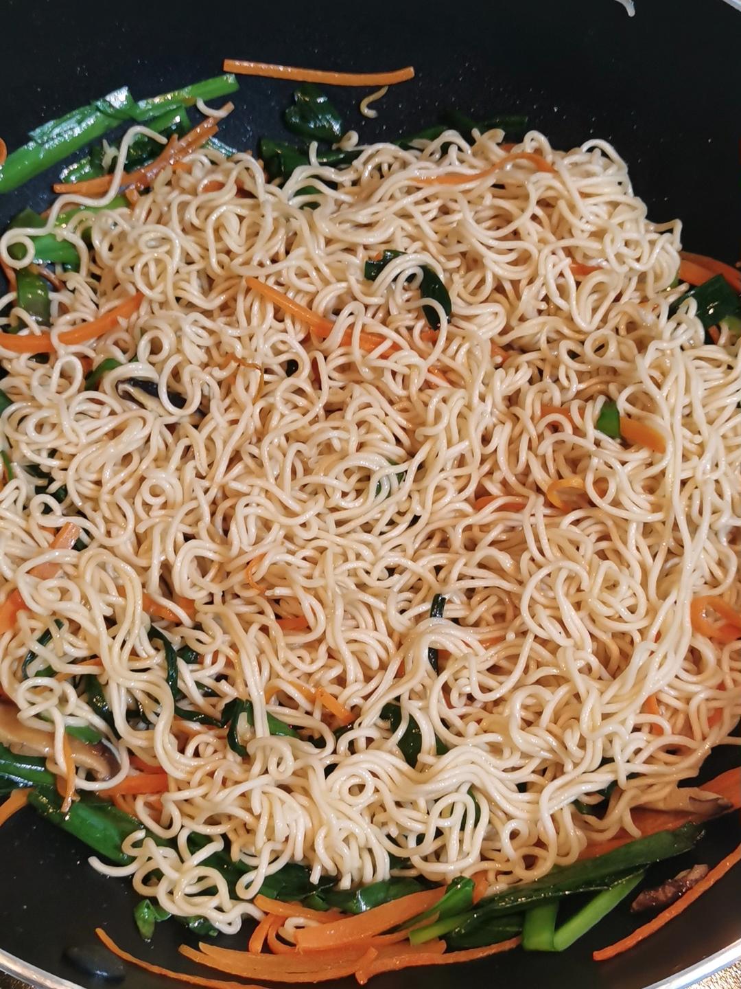 韭菜豆芽猪肉炒面