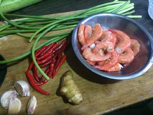 蒜苗炒红虾的做法 步骤1