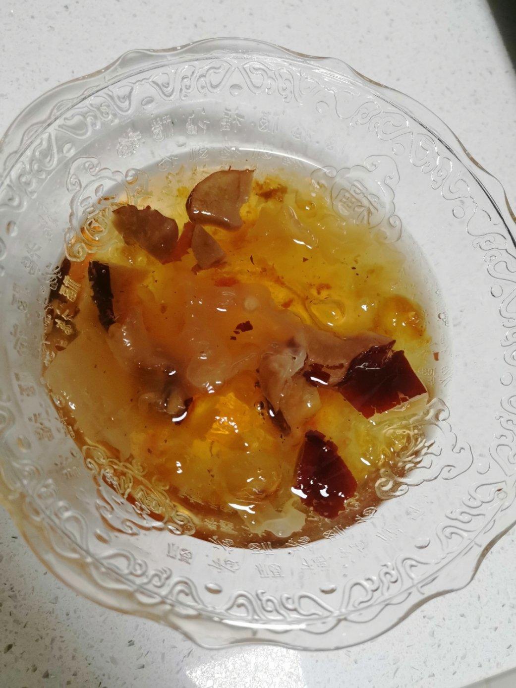 桃胶银耳红枣羹