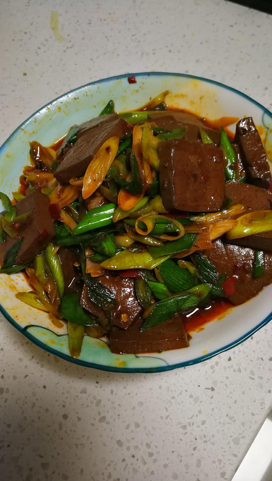 香嫩爽滑的青蒜辣炒血豆腐