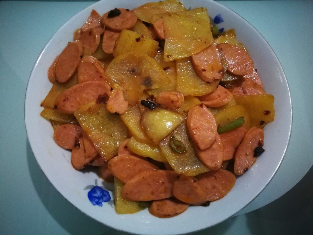 老干妈火腿肠炒土豆片
