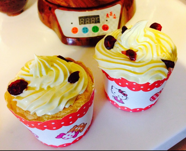 猫吃面吐做的鲜奶油戚风杯子蛋糕纸杯蛋糕