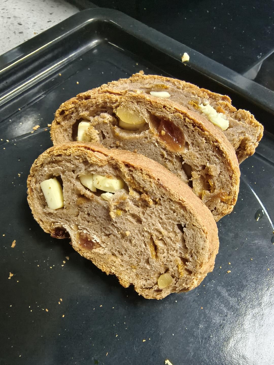 这是我今年做过的最好吃的欧包---黑麦杂粮干酪面包
