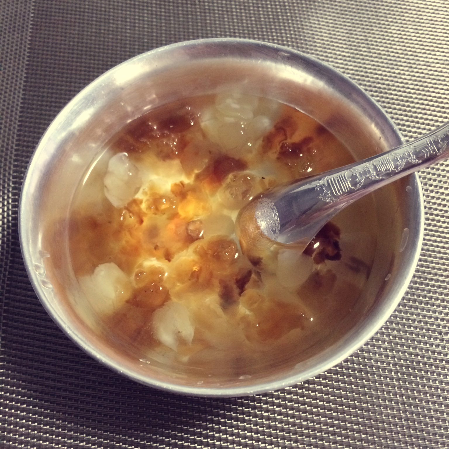 美容润肤 益气补血《桃胶皂角米百合银耳红枣羹》