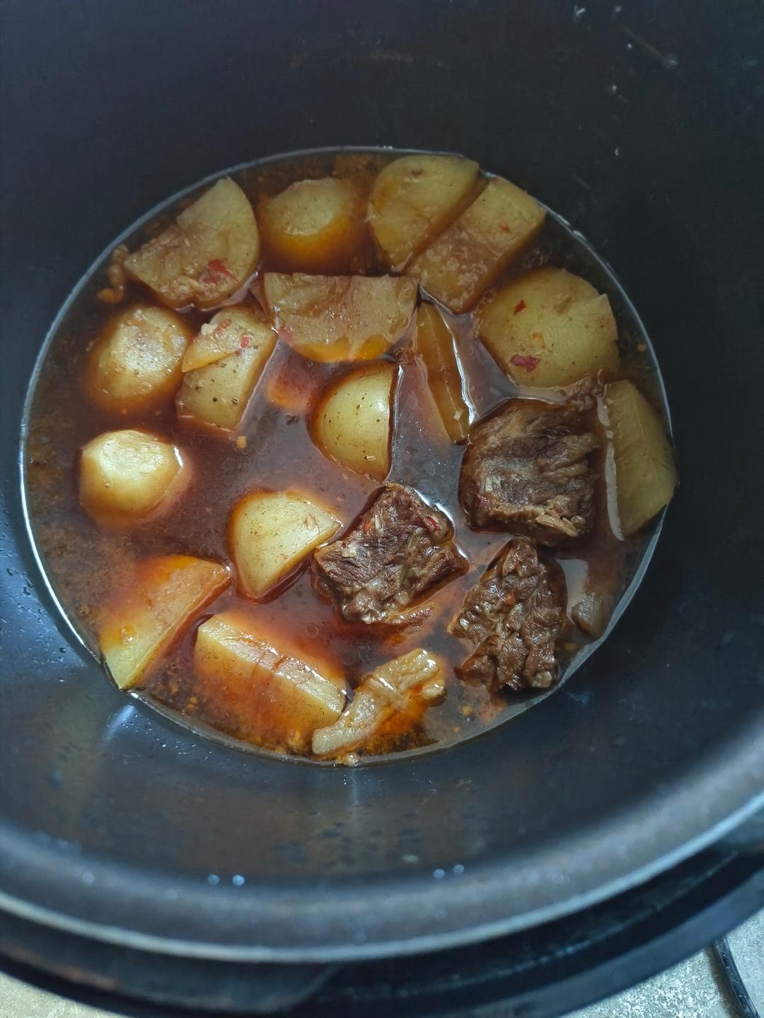 小土豆烧牛肉，红烧牛腩，好吃到舔盘