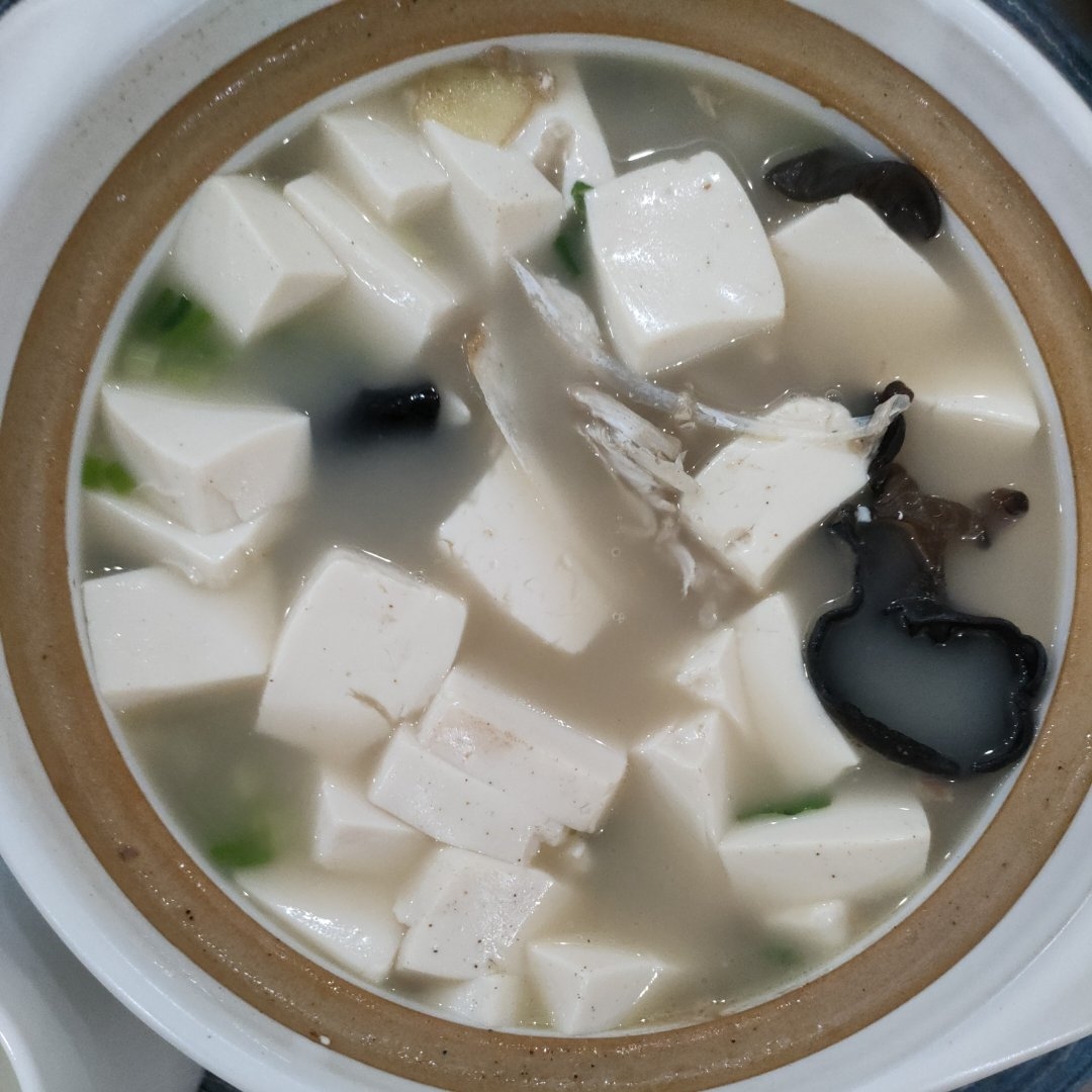 砂锅鱼头豆腐汤