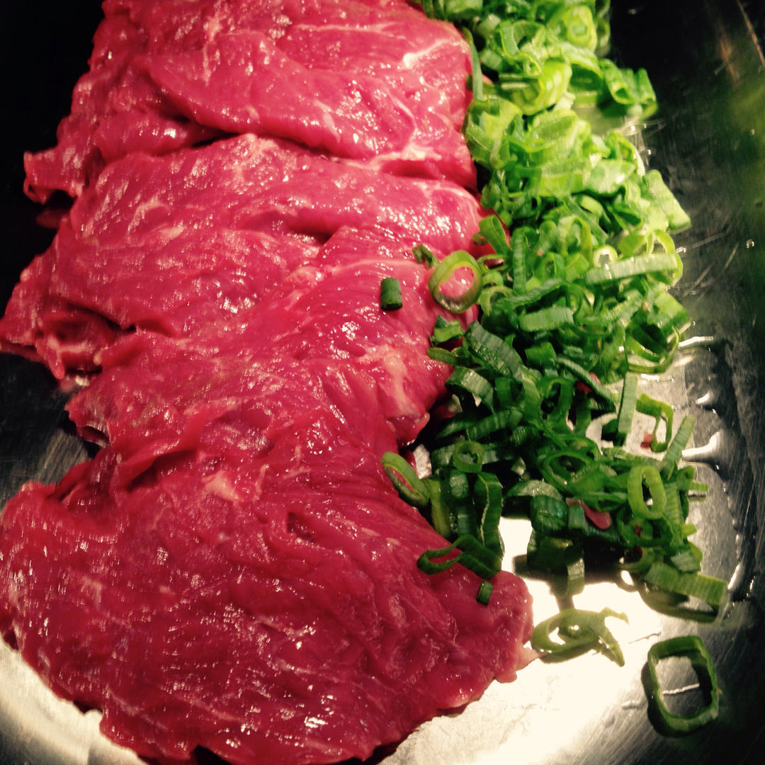 生拌牛肉配石锅拌饭