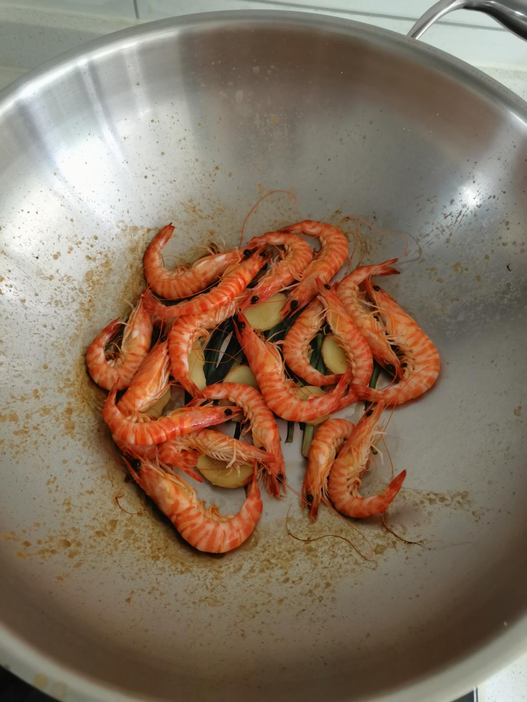 没有一滴水的白灼斑节虾