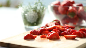 奇小脸厨房：自制草莓酱 + 草莓酱三明治的做法 步骤1