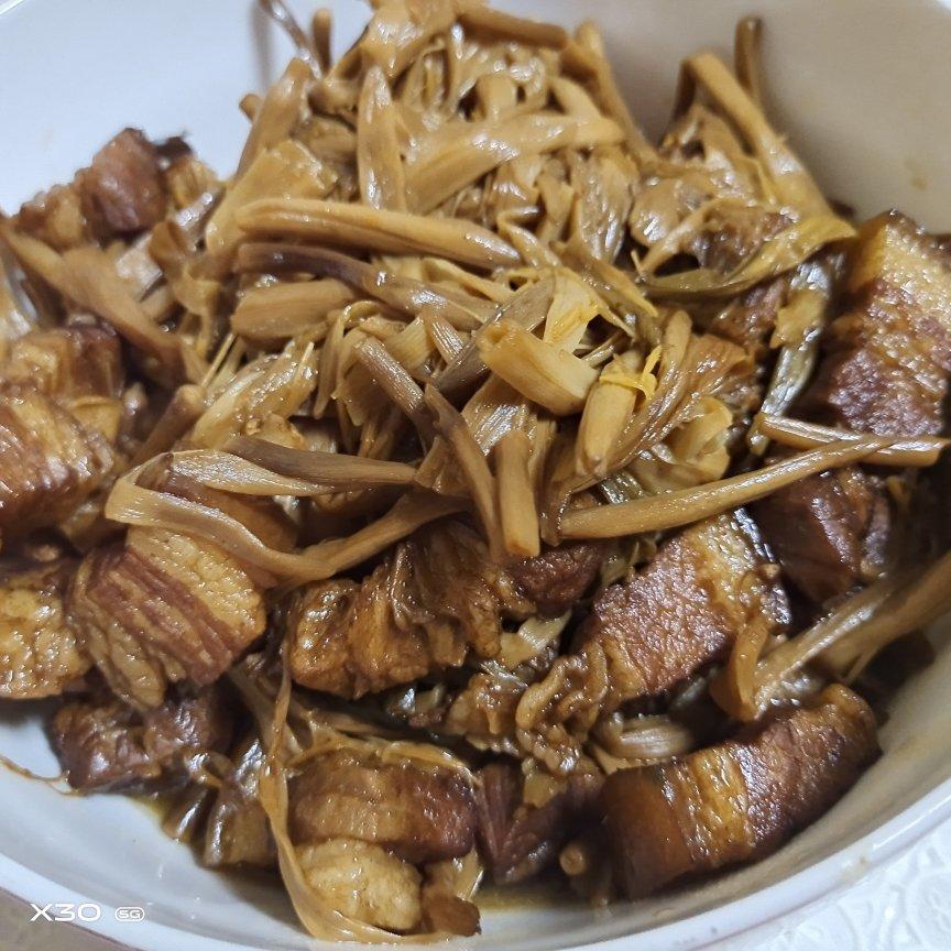 黄花菜焖五花肉