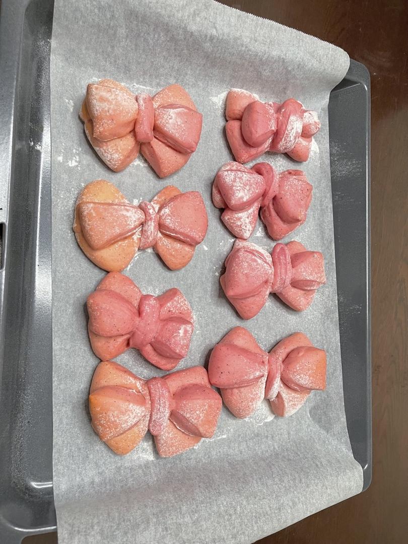 小美粉色蝴蝶结面包
