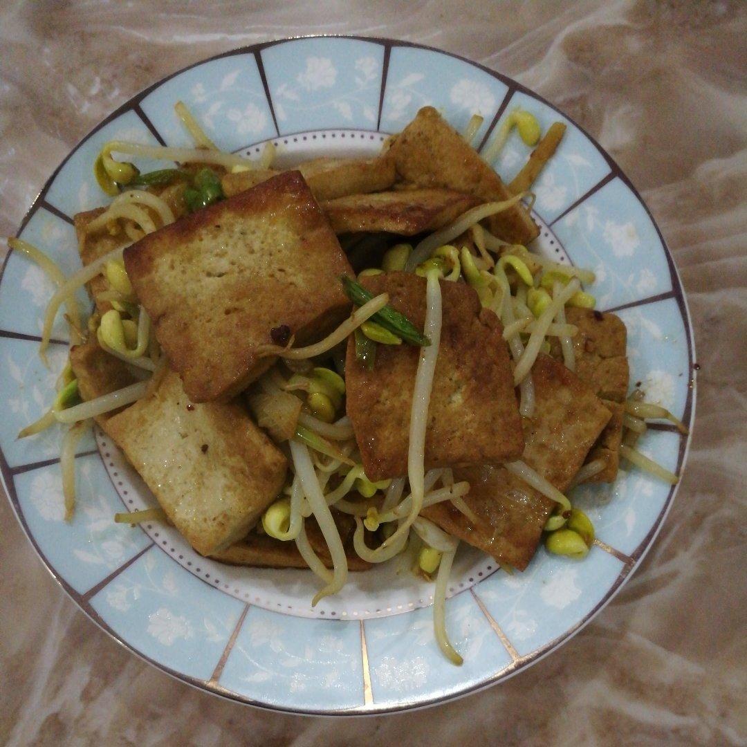 黄豆芽炒油豆腐