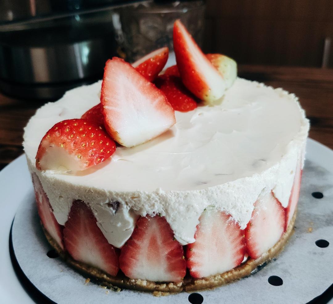 草莓果粒冻芝士蛋糕