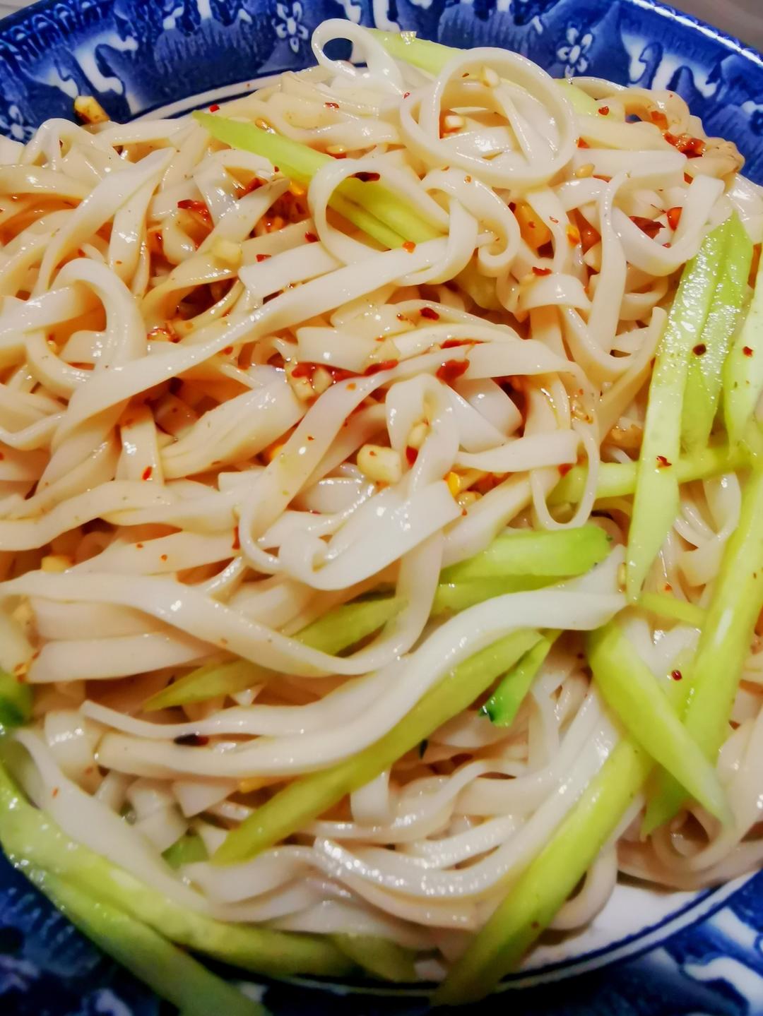 简单凉拌面只要五分钟，美食的快乐你值得～
